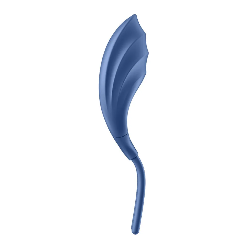 Stimulateur clitoridien en silicone bleu pétrole, forme courbe allongée avec ailettes ondulantes en haut et tige fine en bas, fond blanc