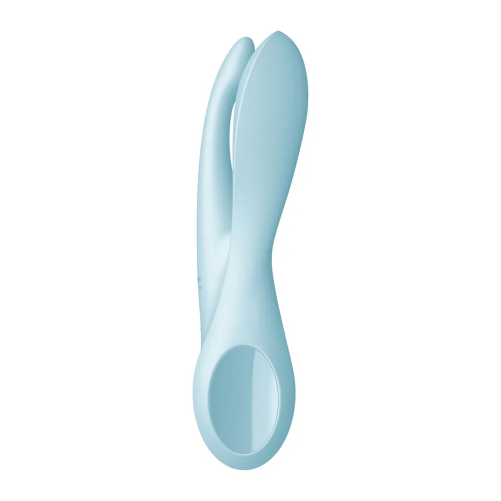 Stimulateur clitoridien bleu clair en silicone avec trois bras articulés et une zone de contact arrondie en bas, sur fond blanc