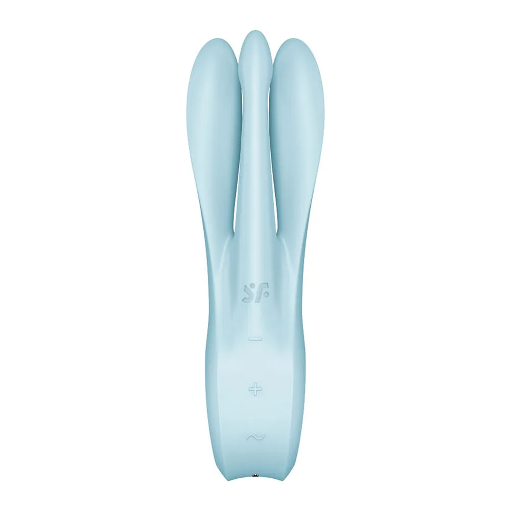 Stimulateur clitoridien bleu clair en silicone avec trois bras articulés et une zone de contact arrondie en bas, sur fond blanc