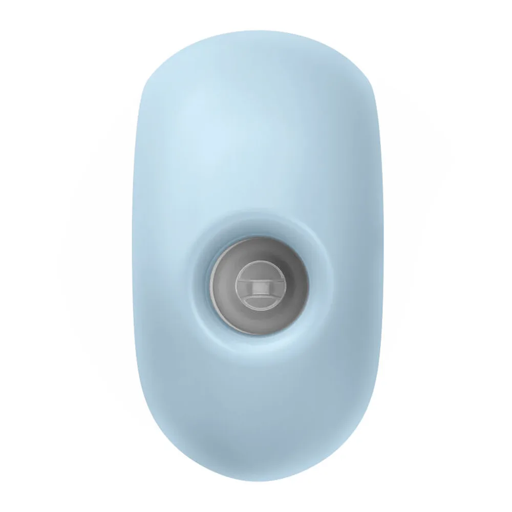 Stimulateur en silicone rose pâle, forme ronde épousant le creux de la main, avec zone de contact centrale et logo gravé, sur fond blanc