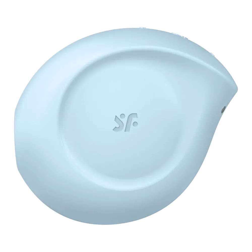 Stimulateur en silicone rose pâle, forme ronde épousant le creux de la main, avec zone de contact centrale et logo gravé, sur fond blanc