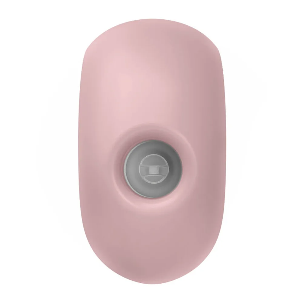 Stimulateur en silicone rose pâle, forme ronde épousant le creux de la main, avec zone de contact centrale et logo gravé, sur fond blanc