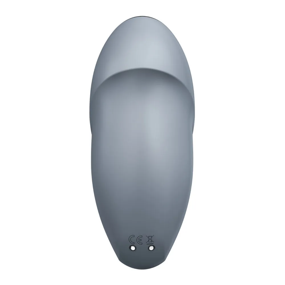 Stimulateur clitoridien Tap Climax en silicone lisse bordeaux, forme ovale arrondie avec embout effilé et commandes tactiles à la base, sur fond blanc