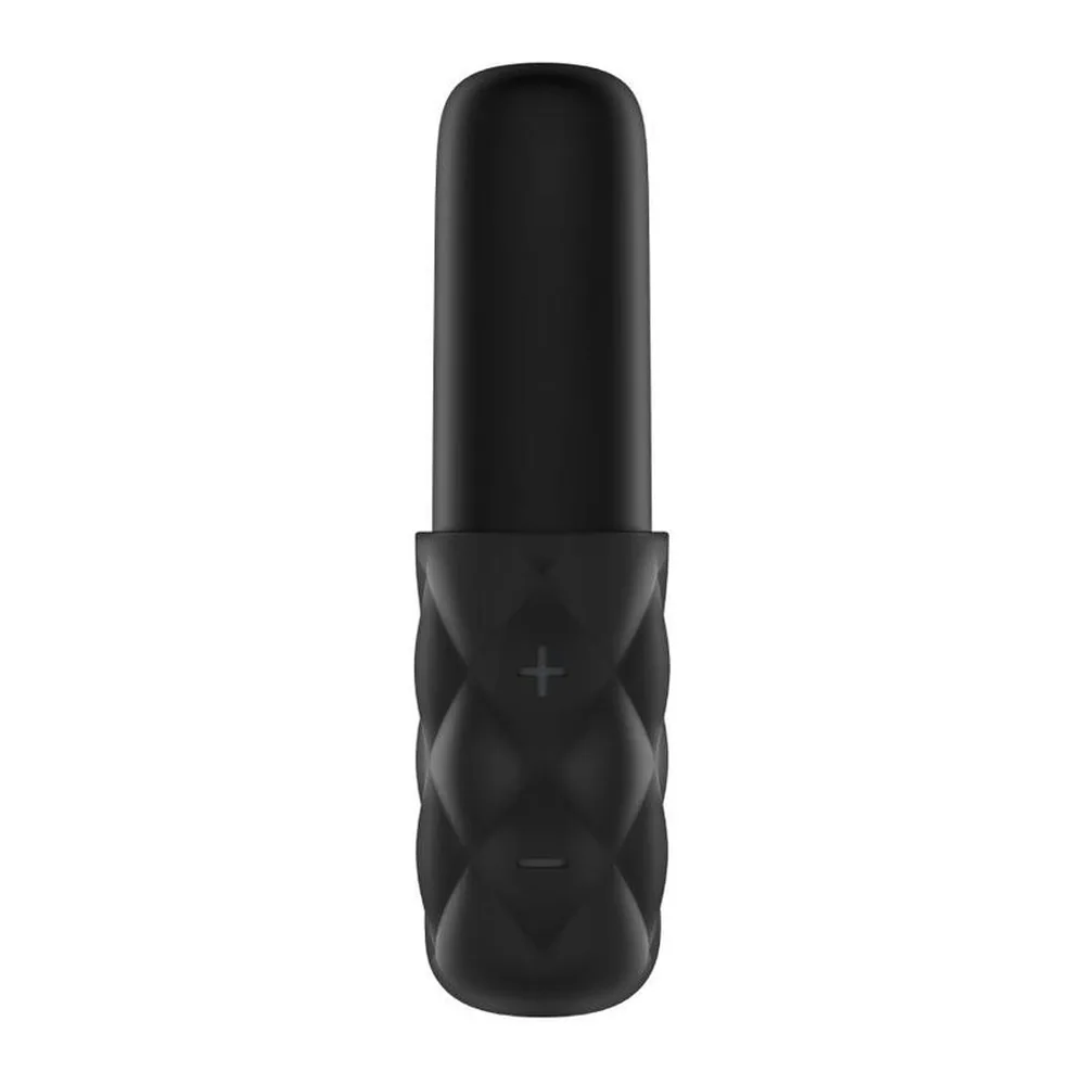 Mini-vibromasseur au format rouge à lèvres, corps noir texturisé en silicone, capuchon cylindrique doré brillant amovible, fond blanc