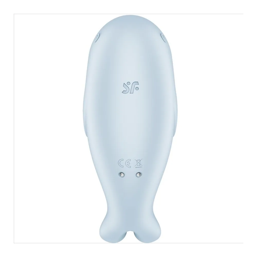 Stimulateur clitoridien en silicone bleu ciel, forme ovoïde arrondie avec motifs texturés, logo de marque gravé, picots de commande à la base, sur fond blanc