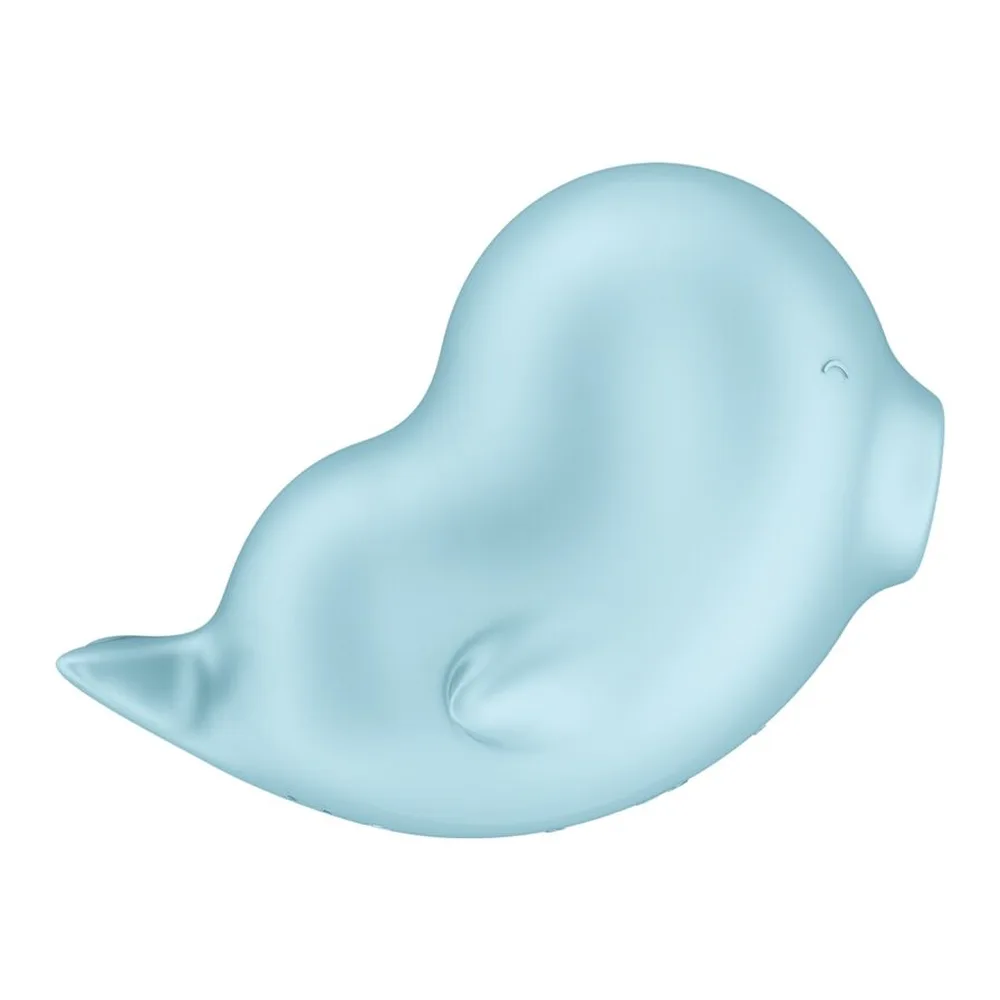 Stimulateur clitoridien bleu ciel en silicone, de forme arrondie rappelant un phoque, avec détails de morphologie suggérée, sur fond blanc