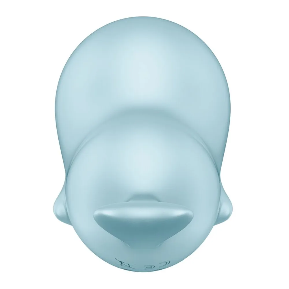 Stimulateur clitoridien bleu ciel en silicone, de forme arrondie rappelant un phoque, avec détails de morphologie suggérée, sur fond blanc