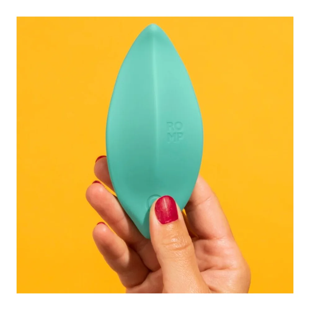 Stimulateur clitoridien en silicone turquoise de forme ovale allongée, avec connecteur de charge jaune et noir, sur fond blanc
