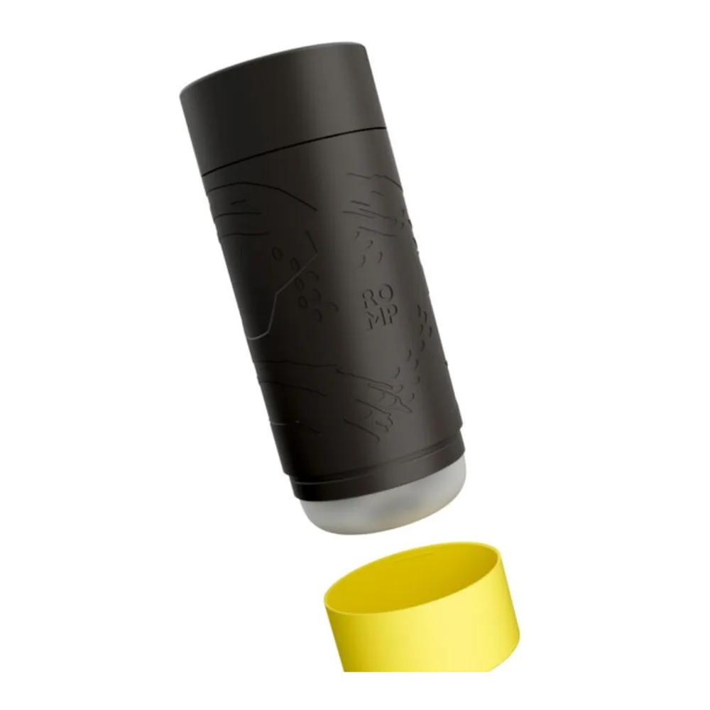 Masturbateur cylindrique noir avec détails gravés et base jaune vif, capuchon vissé sur le dessus, emballage produit