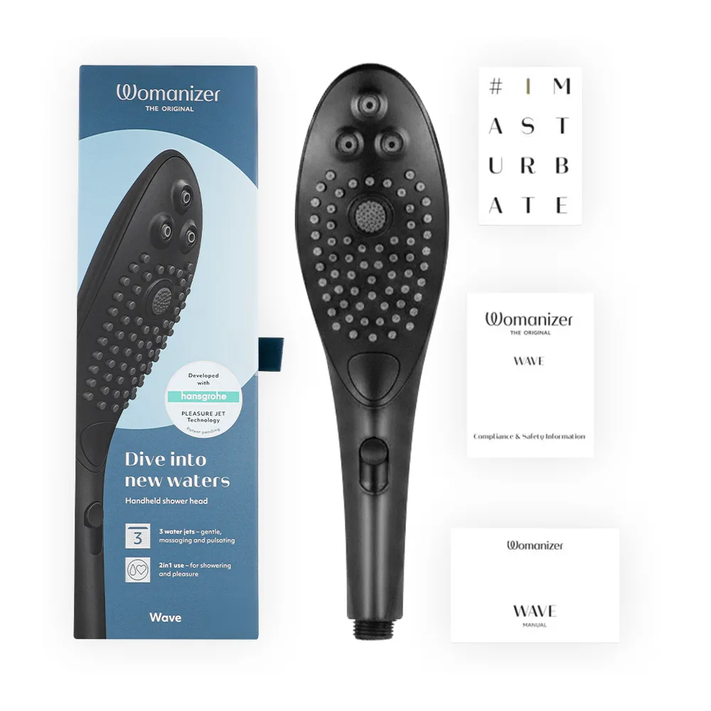 Stimulateur clitoridien noir en forme de pommeau de douche, couvert de picots, tenu en main avec vernis violet