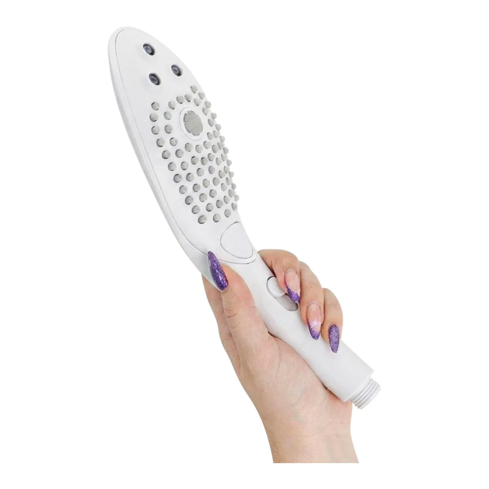 Stimulateur clitoridien noir en forme de pommeau de douche, couvert de picots, tenu en main avec vernis violet