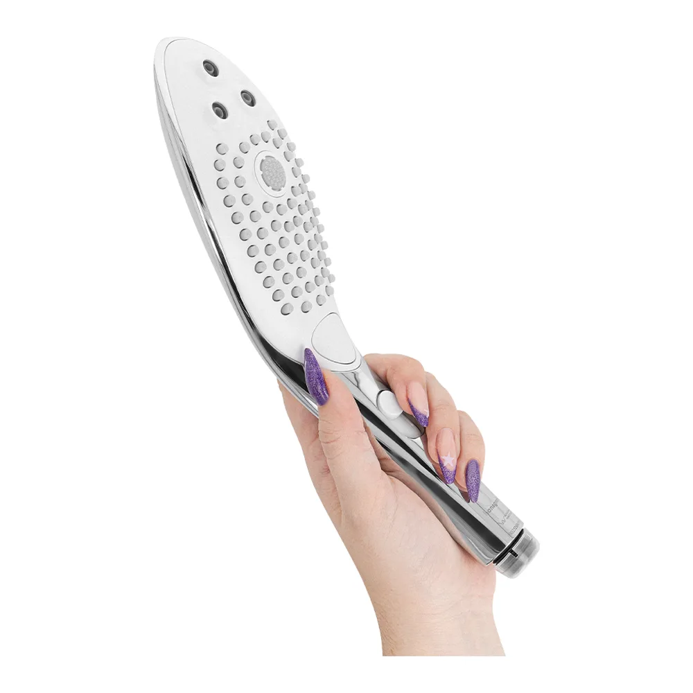 Stimulateur clitoridien noir en forme de pommeau de douche, couvert de picots, tenu en main avec vernis violet