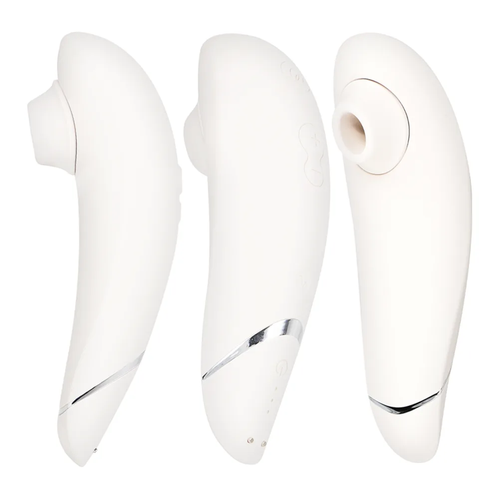 Stimulateur clitoridien blanc présenté sous trois angles, montrant sa forme ergonomique, ses têtes interchangeables et son port de charge USB