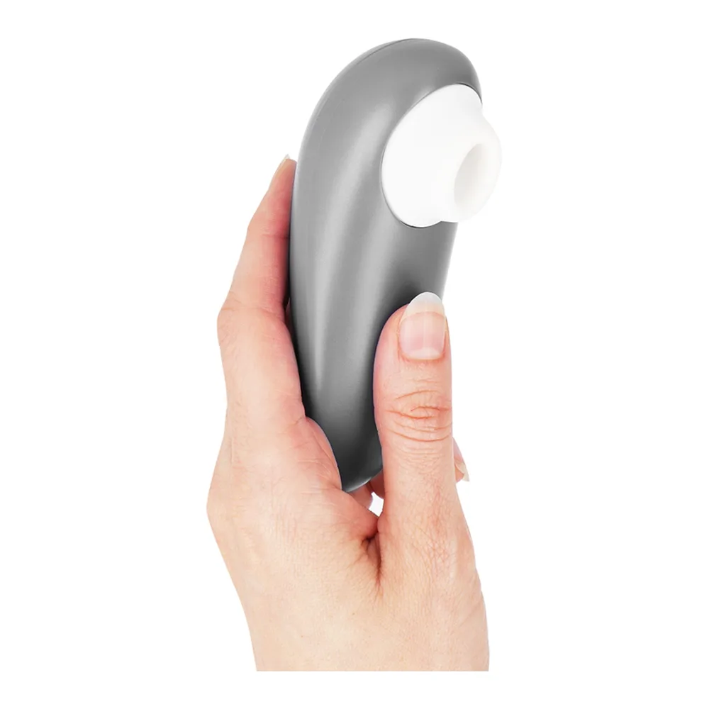 Stimulateur clitoral Starlet turquoise tenu en main, design compact et ergonomique avec embout blanc en silicone, fond blanc