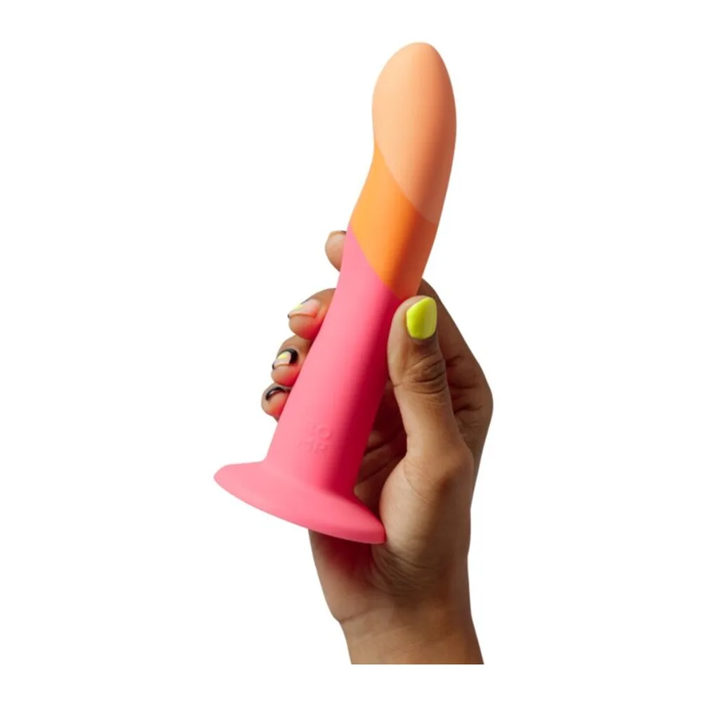Godemichet en silicone lisse dégradé orange et rose vif, embout arrondi et corps incurvé, base ventouse rose fuschia sur fond blanc