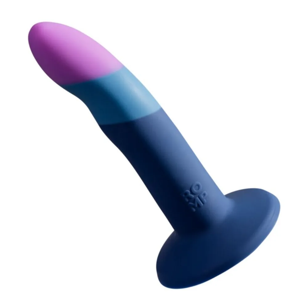 Godemichet en silicone bleu et rose tenu en main, avec une base ventouse bleu marine et un bout arrondi rose pastel, sur fond blanc