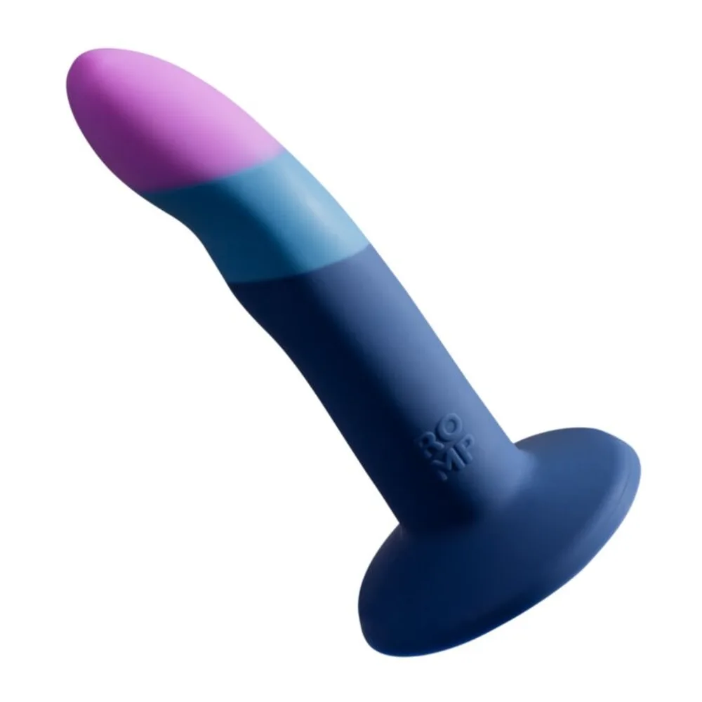 Harnais de gode-ceinture noir avec sangles ajustables et godemichet silicone détachable aux dégradés bleu et rose, muni d'une ventouse, sur fond blanc