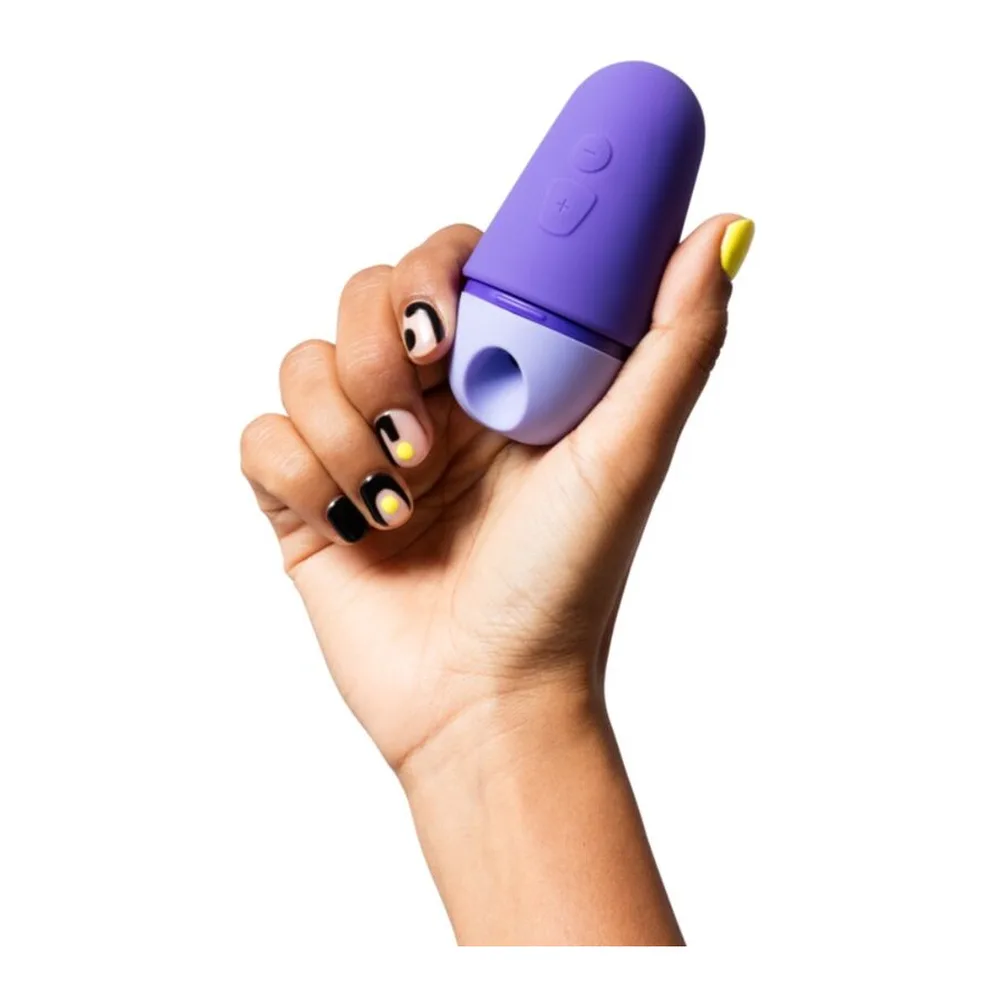 Stimulateur clitoridien en silicone violet avec capuchon bleu pâle, commandes tactiles, câble de recharge USB détaché