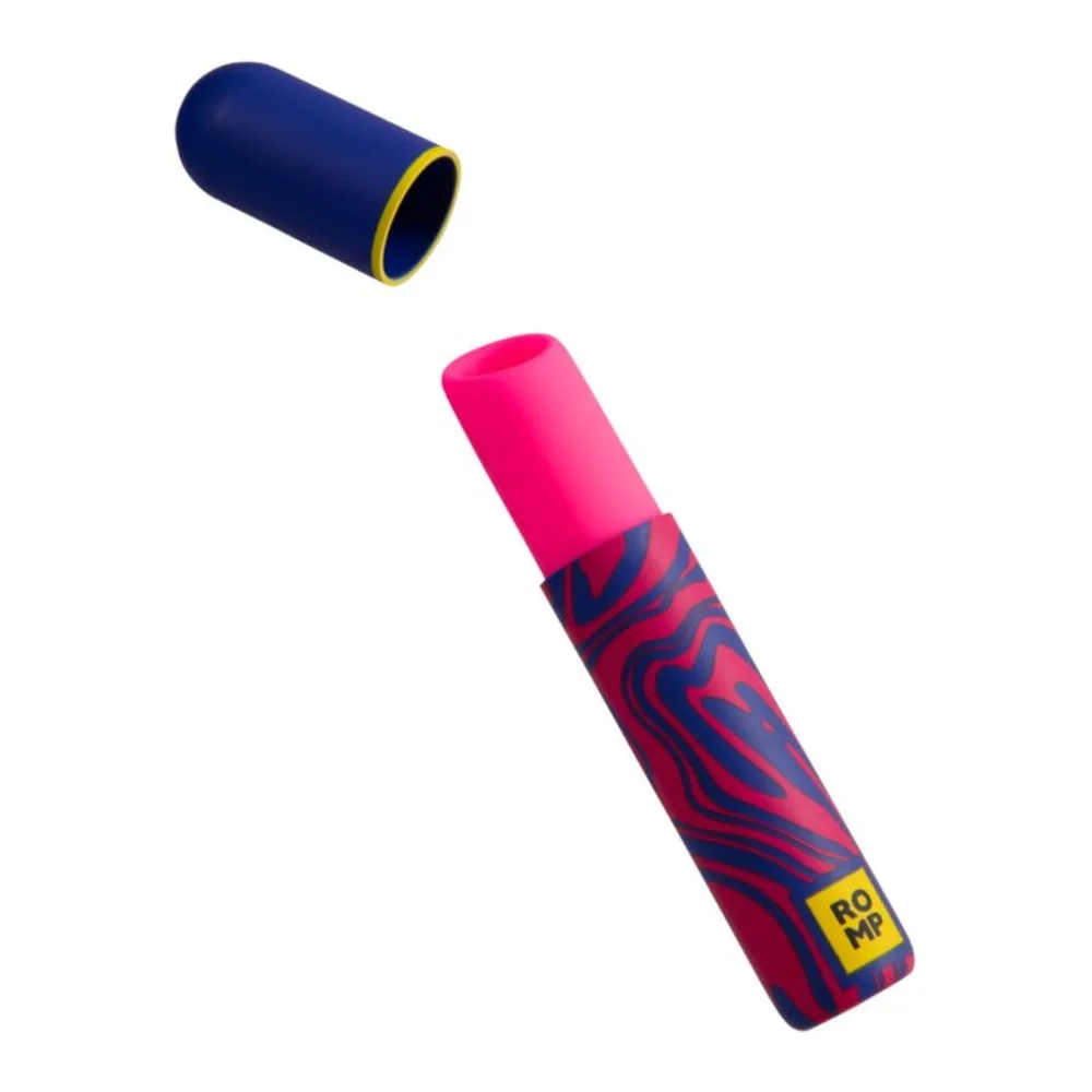 Emballage rose et jaune de stimulateur clitoridien ROMP Lipstick avec le produit fuchsia à bande motif bleu et capuchon bleu marine, présenté à côté de son boîtier