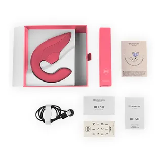 Contenu de la boîte du Womanizer Blend rose vif, câble magnétique et notices