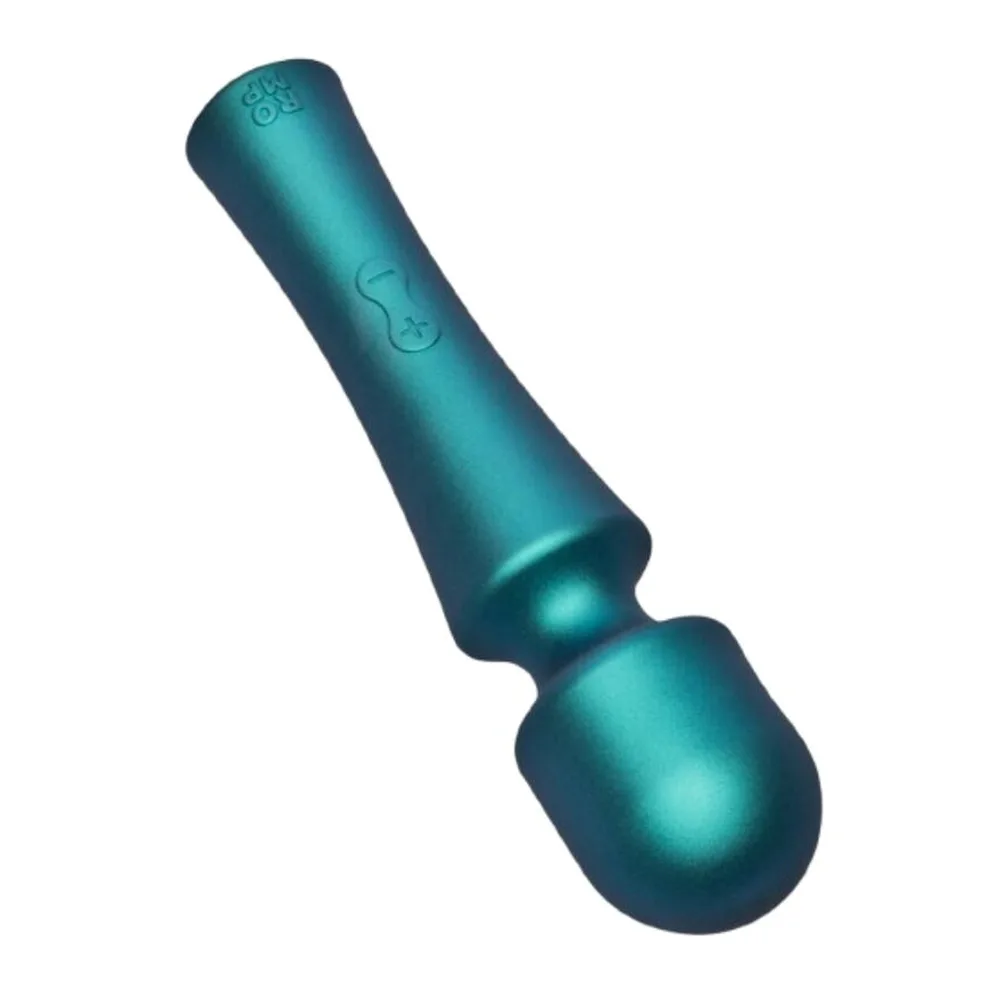 Vibromasseur wand de couleur bleu canard métallisé, tête sphérique flexible articulée, corps cylindrique strié, motifs gravés visibles sur le manche, sur fond blanc
