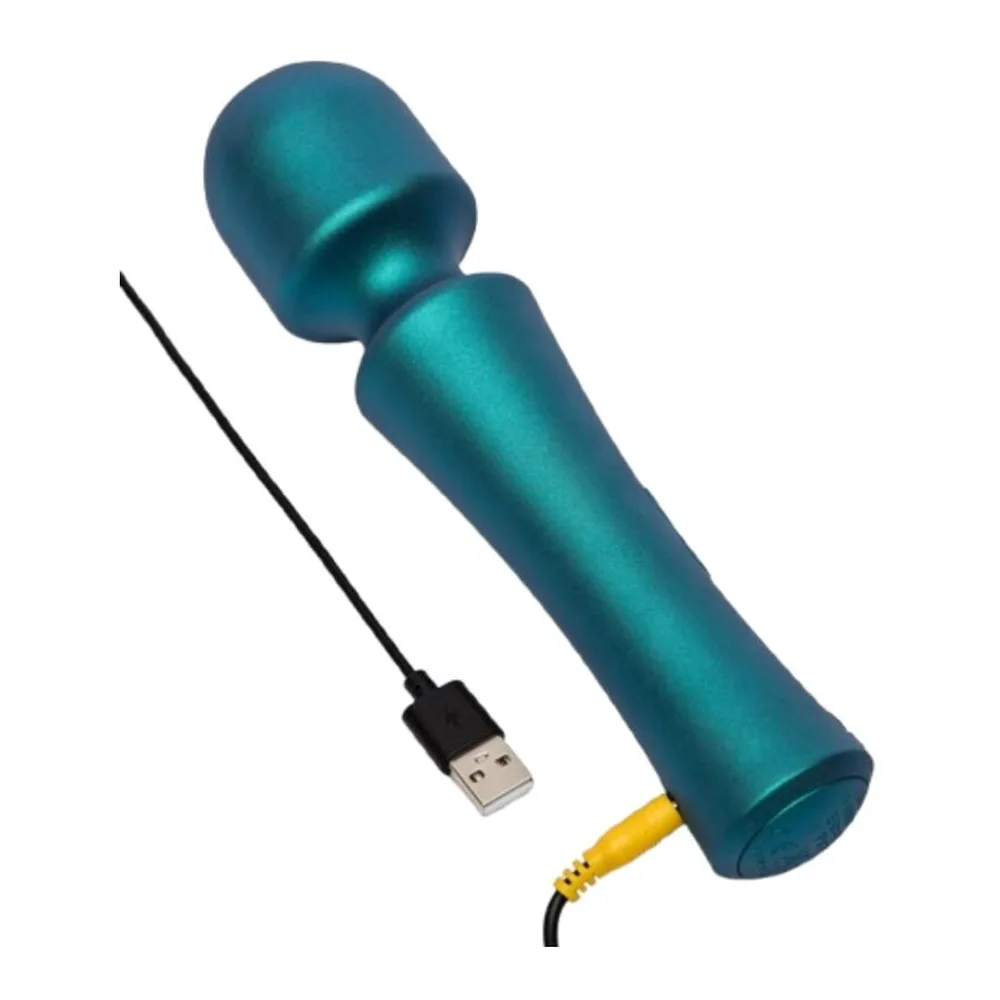 Vibromasseur wand de couleur bleu canard métallisé, tête sphérique flexible articulée, corps cylindrique strié, motifs gravés visibles sur le manche, sur fond blanc
