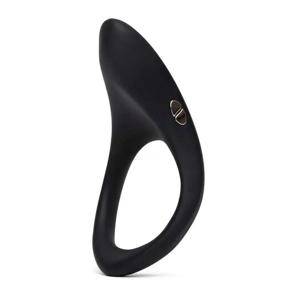 Cockring noir en silicone avec forme ergonomique asymétrique, ouverture large, détail métallique doré sur le côté, sur fond blanc