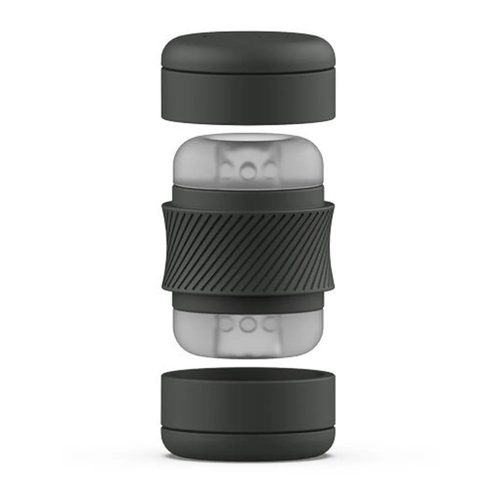 Masturbateur cylindrique gris et noir avec bandeau de préhension texturé, montrant les trois éléments démontés : capot supérieur noir, corps translucide central, capot inférieur noir, sur fond blanc
