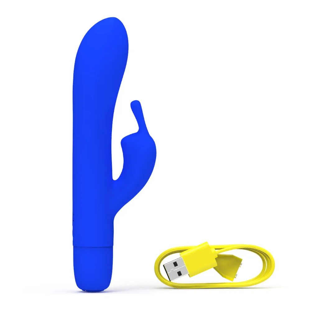 Vibromasseur rabbit bleu avec branches articulées et stimulateur clitoridien, accompagné de son câble de charge USB jaune sur fond blanc