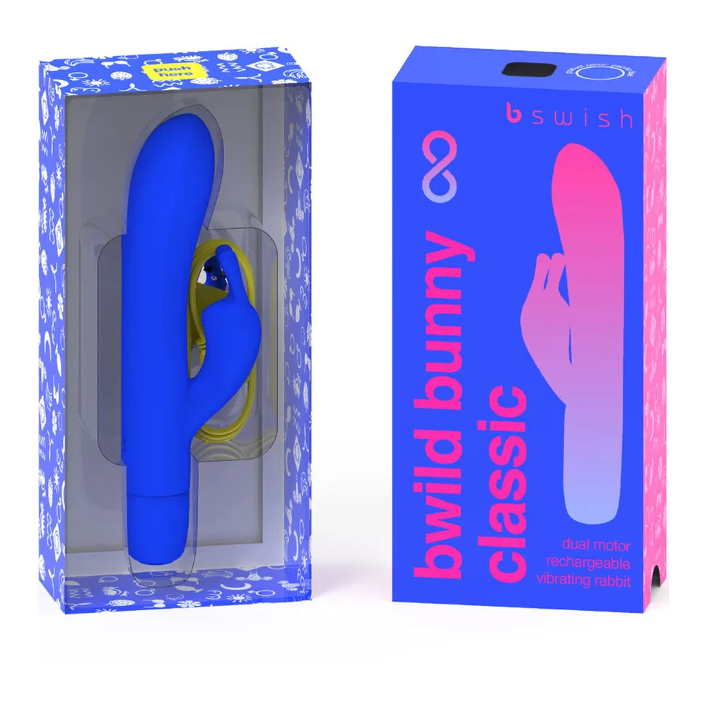 Vibromasseur rabbit bleu avec branches articulées et stimulateur clitoridien, accompagné de son câble de charge USB jaune sur fond blanc