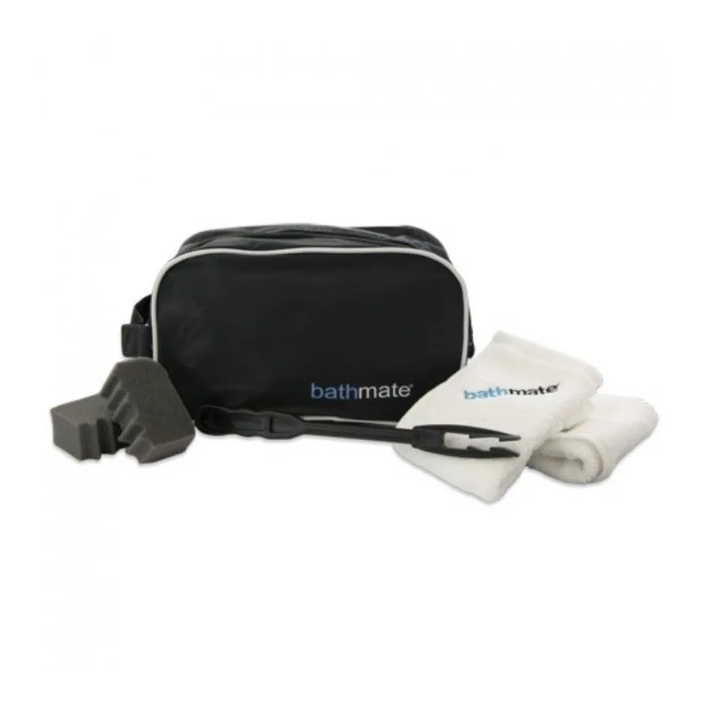 Kit de nettoyage Bathmate contenant une pochette de transport noire avec bandoulière, une brosse de nettoyage grise et deux serviettes blanches avec logo