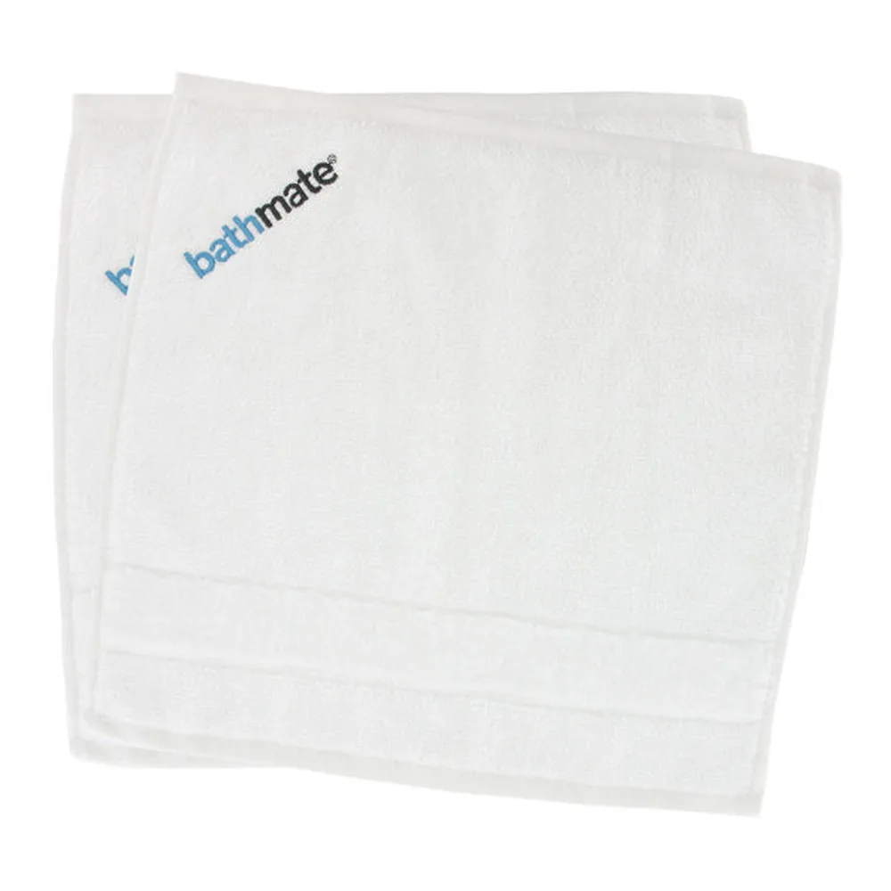 Kit de nettoyage Bathmate contenant une pochette de transport noire avec bandoulière, une brosse de nettoyage grise et deux serviettes blanches avec logo