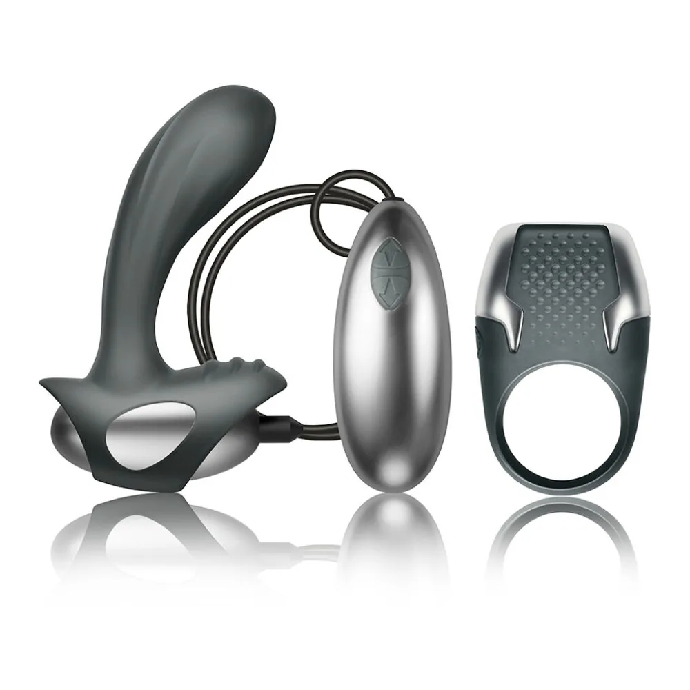 Cockring noir et gris avec surface texturée de picots, anneaux épais et stimulateur intégré, vue de dessus sur fond blanc