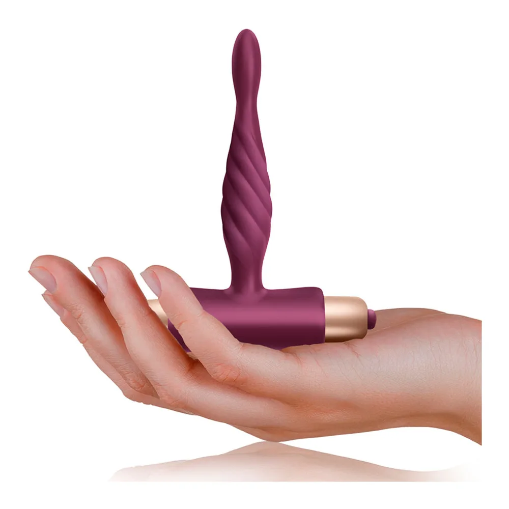 Kit Dare Twisted composé de deux vibromasseurs en silicone bordeaux : une sonde torsadée avec base large et une balle vibrante avec anneau doré, sur fond blanc