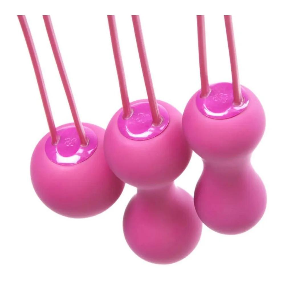 Trois boules de Geisha rose vif avec boucles de suspension, présentées en gradation de taille sur fond blanc