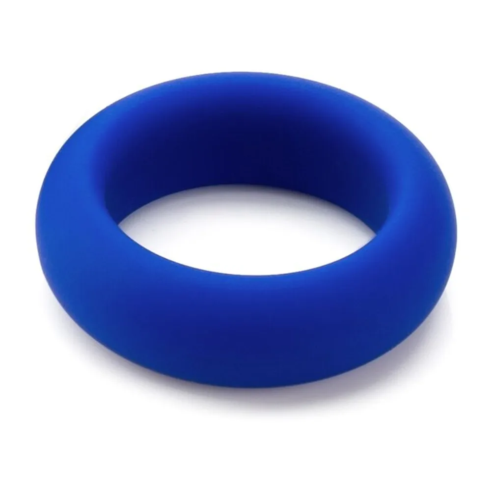 Cockring en silicone bleu, forme torique épaisse, sur fond blanc