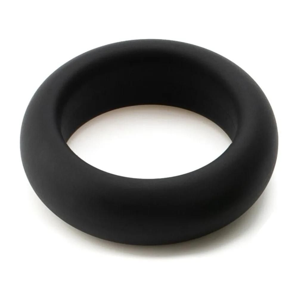 Anneau pénial en silicone noir, de forme torique épaisse et arrondie, photographié sur fond blanc