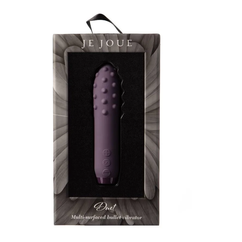 Emballage du mini-vibromasseur Duet Bullet de Je Joue, boîte grise avec fenêtre noire montrant le produit violet en silicone avec textures variées