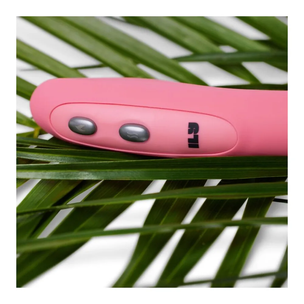 Vibromasseur rose courbé en silicone dense, vue de profil montrant les deux boutons de contrôle et le port de charge sur le côté, fond blanc