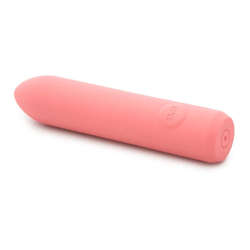 Bullet rose pâle rechargeable en silicone lisse, forme allongée et arrondie, sur fond blanc