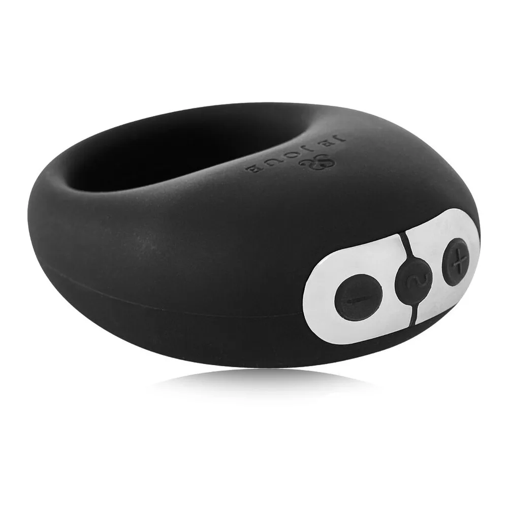 Cockring noir en silicone avec anneau central ouvert, capuchon de commande gris sur le dessus et logo embossé, sur fond blanc