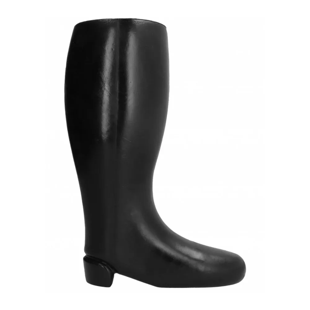 Botte noire en TPR souple avec talon bas, présentée à côté d'une canette pour l'échelle de taille
