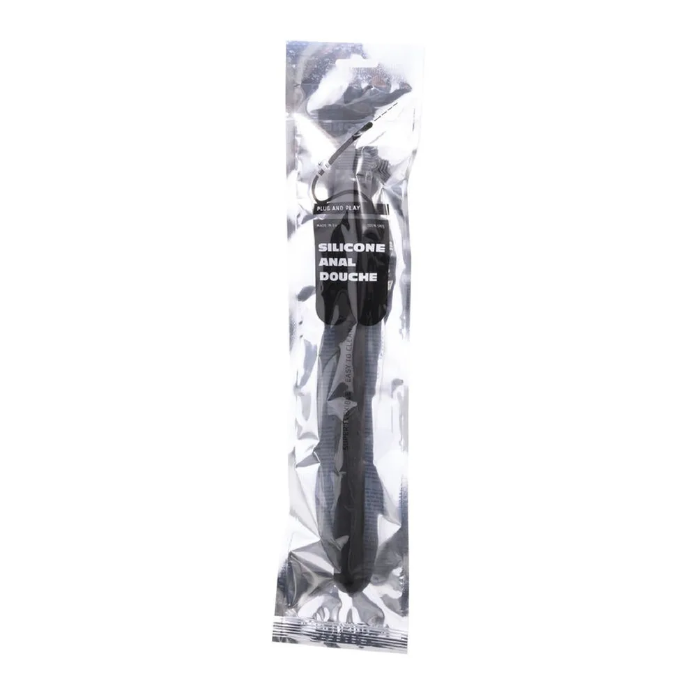 Emballage transparent contenant une douche anale en silicone noir avec canule annelée, présentée à l'intérieur de son film plastique scellé