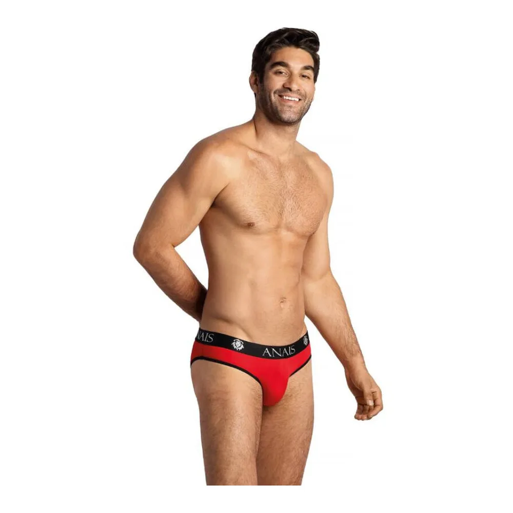 Slip rouge en microfibre avec bande élastique noire à logo, porté de face par un homme sur fond blanc