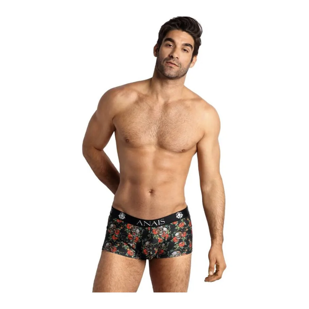 Boxer noir à motif fleuri et têtes de mort, porté par un homme torse nu sur fond blanc