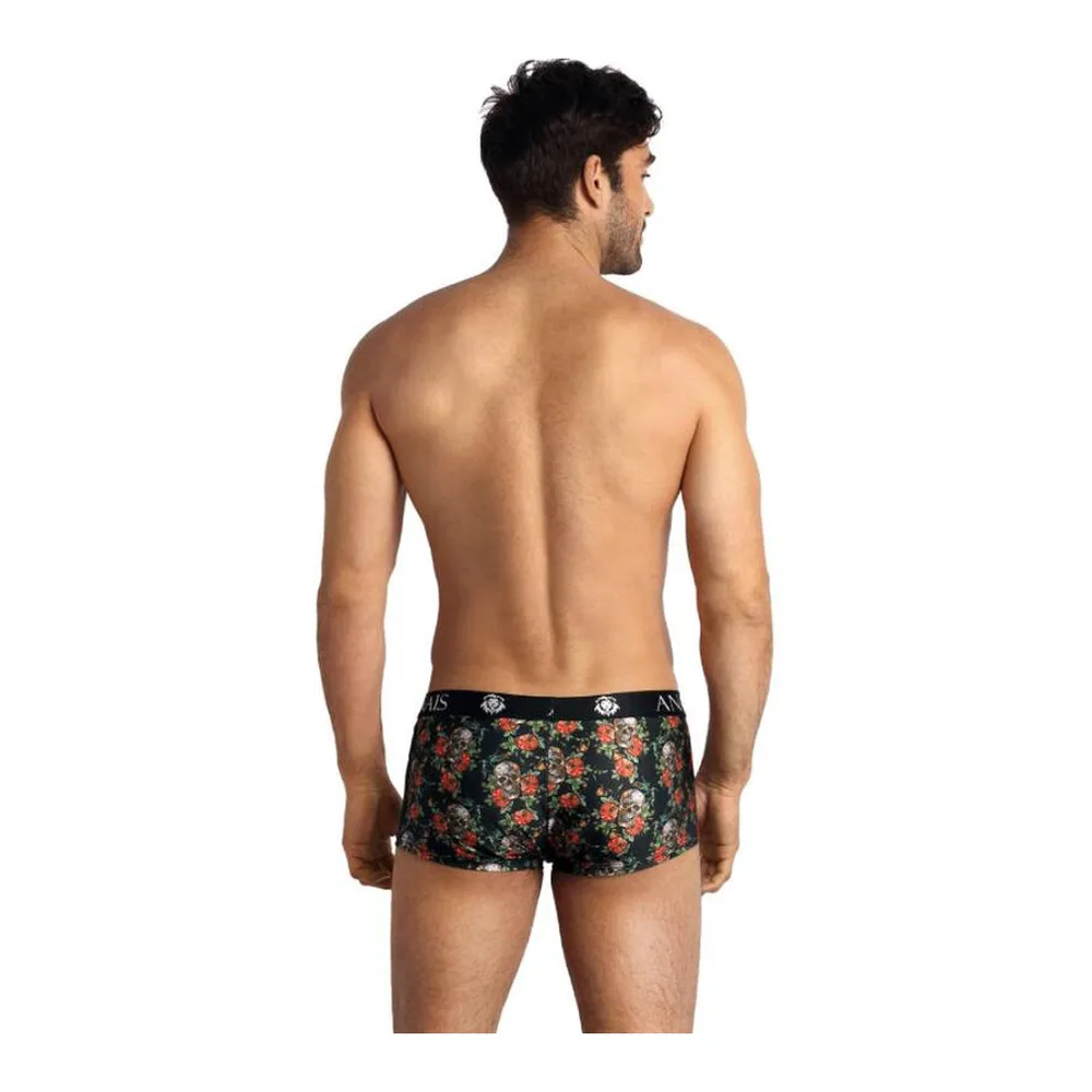 Boxer noir à motif fleuri et têtes de mort, porté par un homme torse nu sur fond blanc