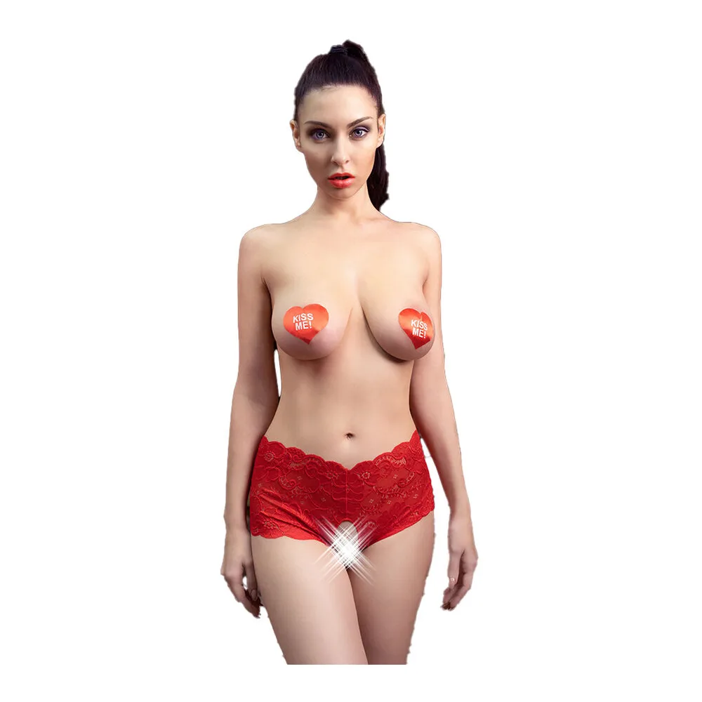 Culotte en dentelle rouge à entrejambe ouvert, portée avec un string noir, sur mannequin avec accessoires jouets et autocollants