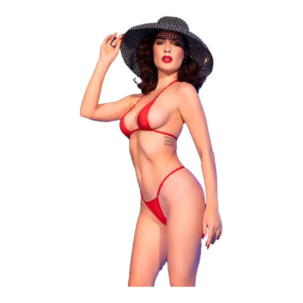 Femme de profil portant un micro bikini rouge avec armature métallique et détails en strass, fond blanc