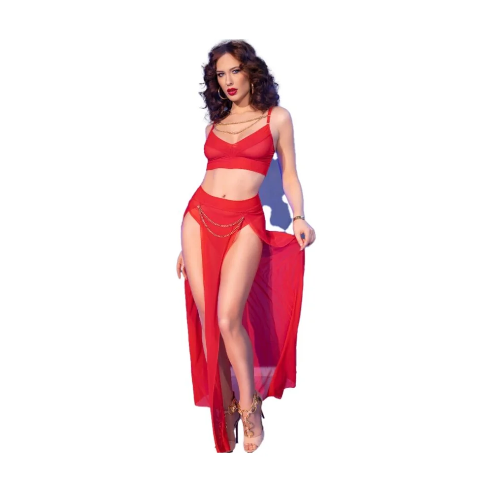 Ensemble rouge composé d'un top à bretelles fines et d'un bas long fendu, avec chaînes dorées repositionnables et détails en tulle transparent