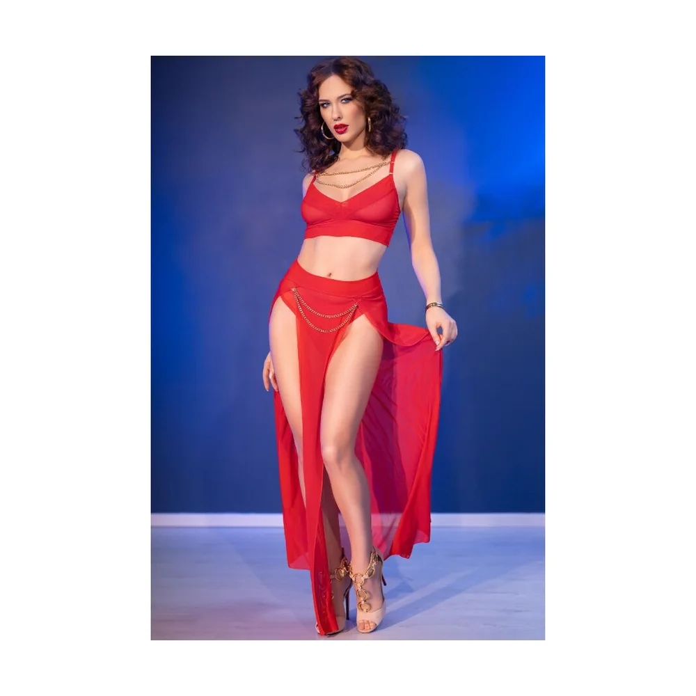 Ensemble rouge composé d'un top à bretelles fines et d'un bas long fendu, avec chaînes dorées repositionnables et détails en tulle transparent